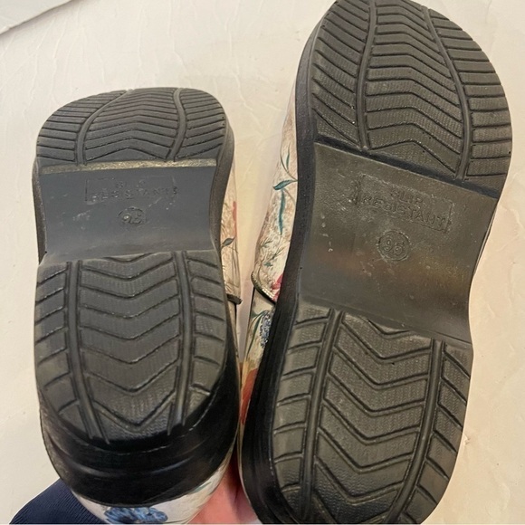 SAVVY Professional Slip Resistant Nursing Clogs Shoes - Picture 7 of 7